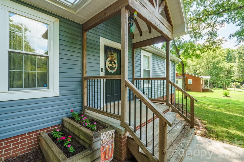 607 E 17th St, Newton, NC 28658