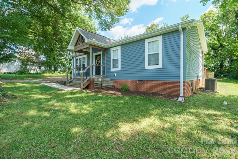 607 E 17th St, Newton, NC 28658
