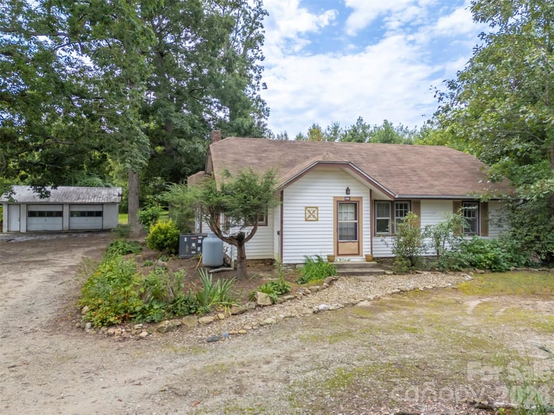 375 E King St, East Flat Rock, NC 28726