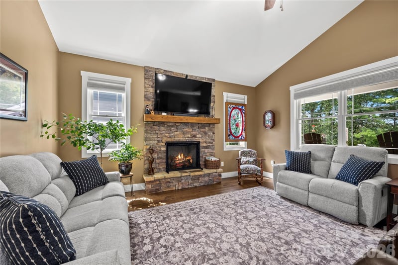 202 Windy Acres Knoll Dr, Hendersonville, NC 28792