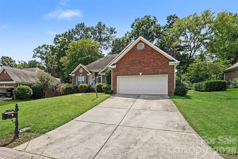 8202 Stevens Mill Rd, Matthews, NC 28104
