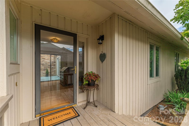 121 Deerlake Dr, Asheville, NC 28803