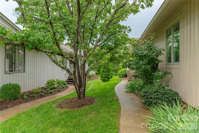 121 Deerlake Dr, Asheville, NC 28803