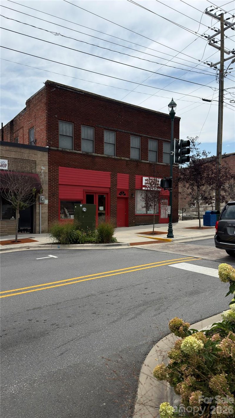 360 Seventh Ave E, Hendersonville, NC 28792