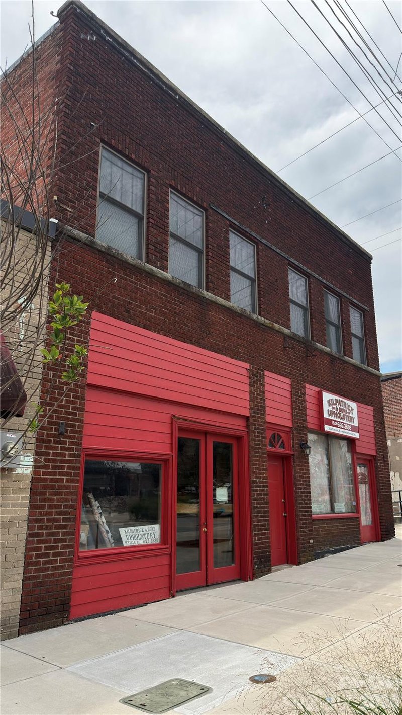 360 Seventh Ave E, Hendersonville, NC 28792