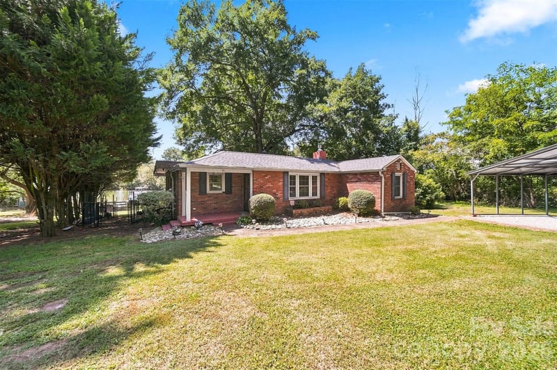 35 Loudonya Ln, Hickory, NC 28601