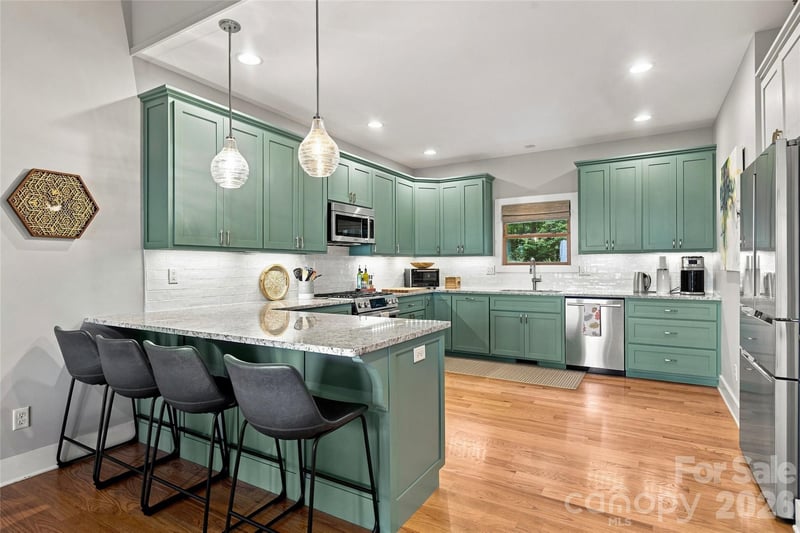 600 Tanglewood Ln, Saluda, NC 28773