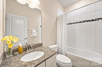 1321 Queen Lyon Ct, Charlotte, NC 28205