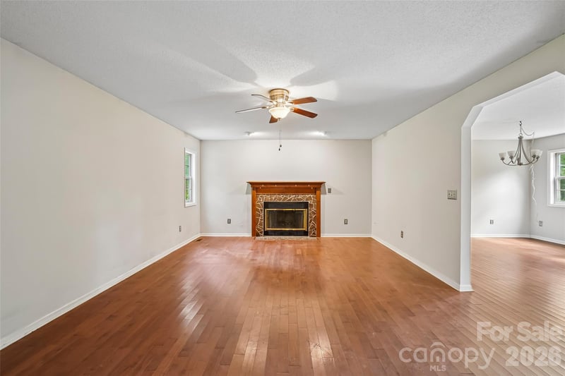 506 Fox Hollow Ln, Mills River, NC 28759