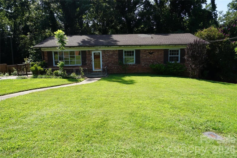 5214 Northview Dr, Hickory, NC 28601
