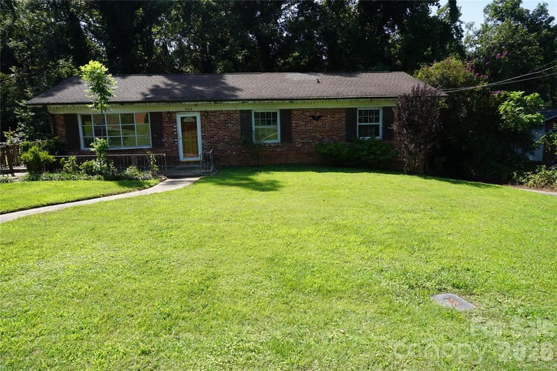 5214 Northview Dr, Hickory, NC 28601
