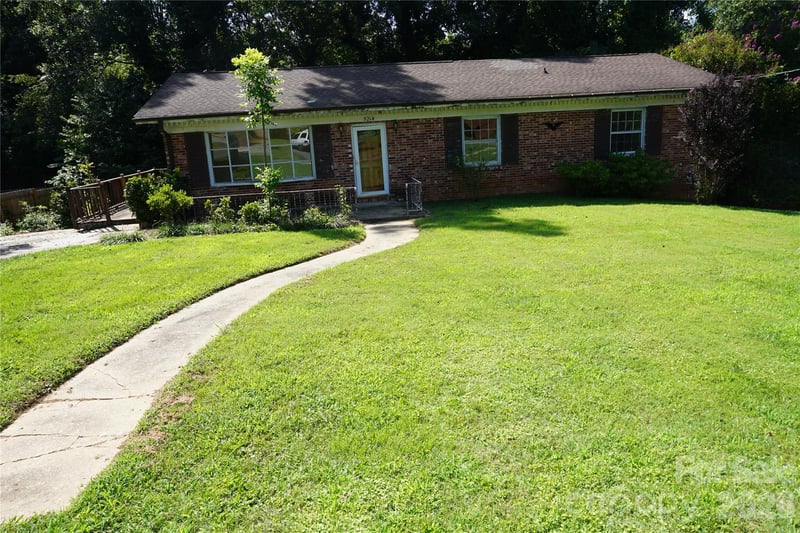 5214 Northview Dr, Hickory, NC 28601