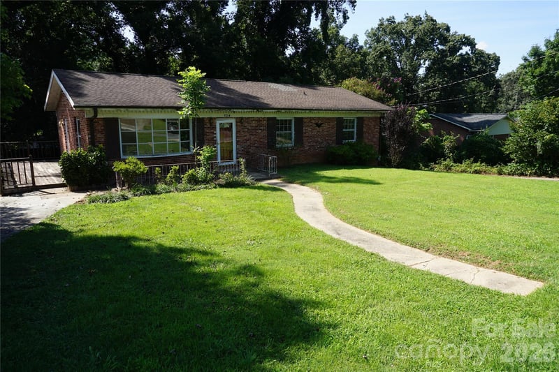 5214 Northview Dr, Hickory, NC 28601