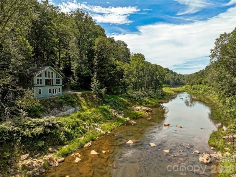 359 Shull Farm Rd, Burnsville, NC 28714