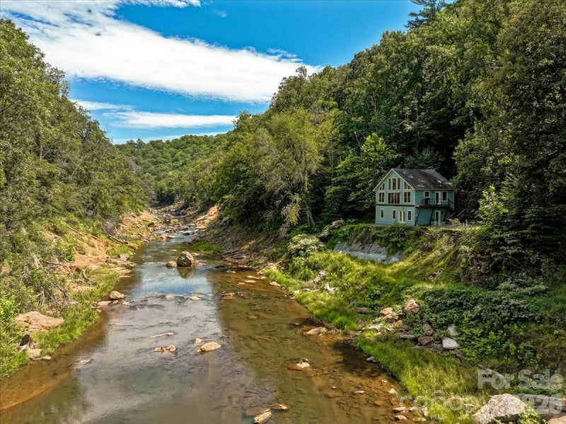 359 Shull Farm Rd, Burnsville, NC 28714