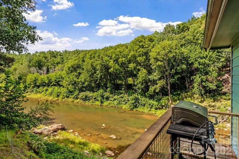 359 Shull Farm Rd, Burnsville, NC 28714
