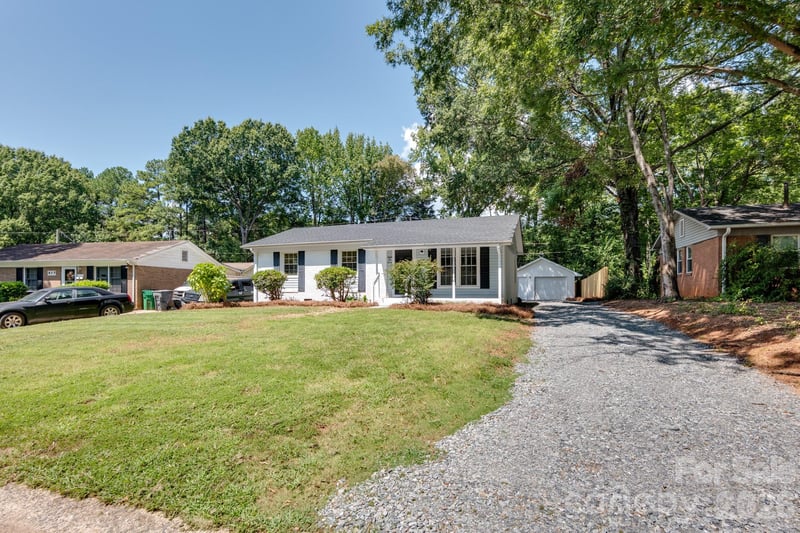 823 Farmcrest Dr, Charlotte, NC 28206