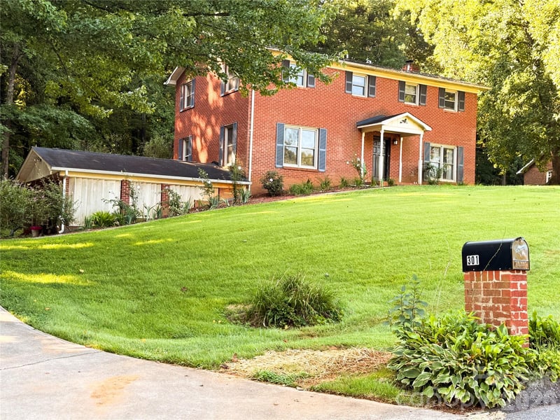 301 Starmount Dr, Statesville, NC 28677
