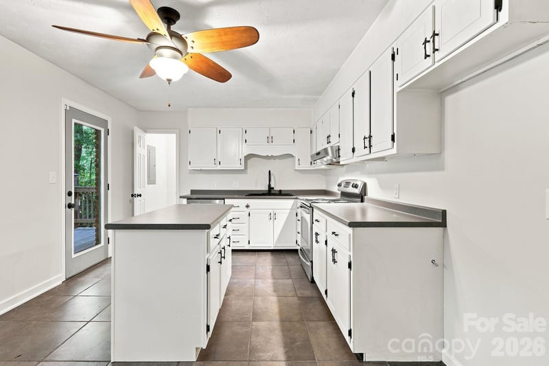 151 Ridgewood Acres Dr, Hendersonville, NC 28792