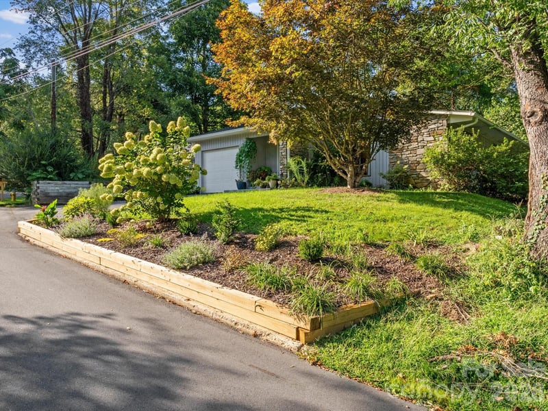 110 Aurora Dr, Asheville, NC 28805