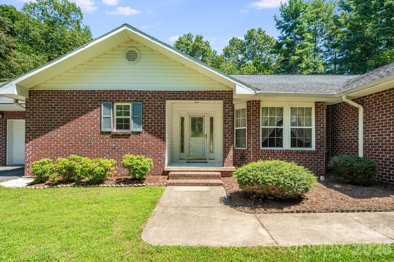 225 Arbor Ln, Hendersonville, NC 28791