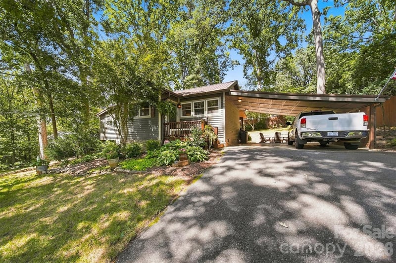 1068 5th Avenue Ct NW, Hickory, NC 28601