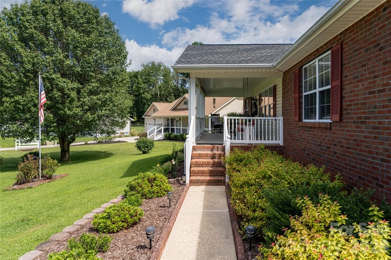 40 Meadow Dr, Horse Shoe, NC 28742