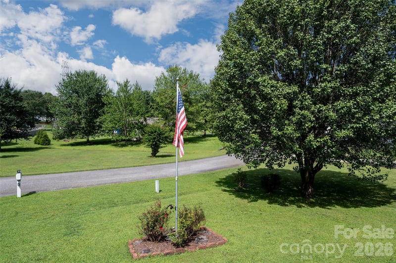 40 Meadow Dr, Horse Shoe, NC 28742