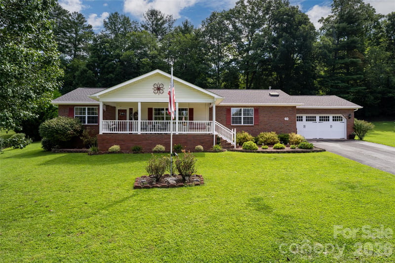 40 Meadow Dr, Horse Shoe, NC 28742