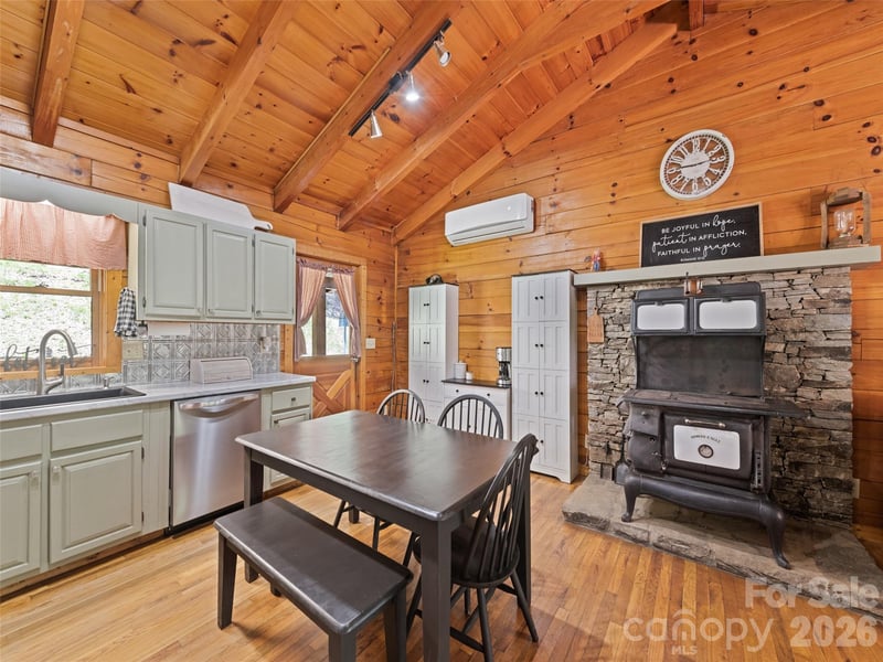 367 Robinson Rd, Clyde, NC 28721