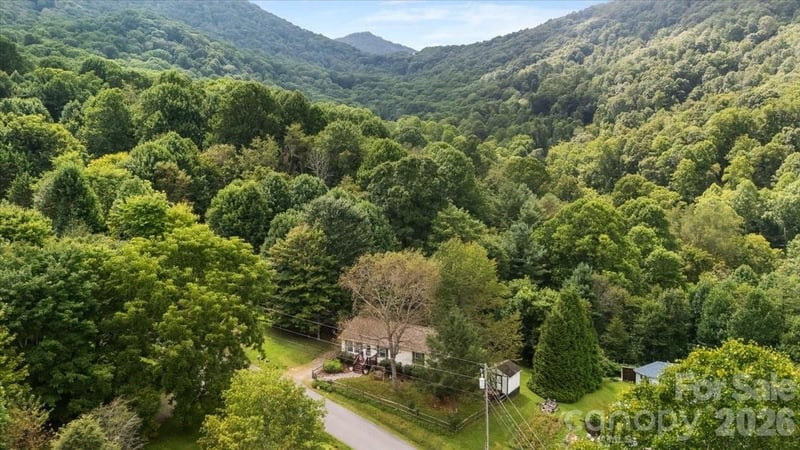 220 Powderhorn Dr, Waynesville, NC 28786