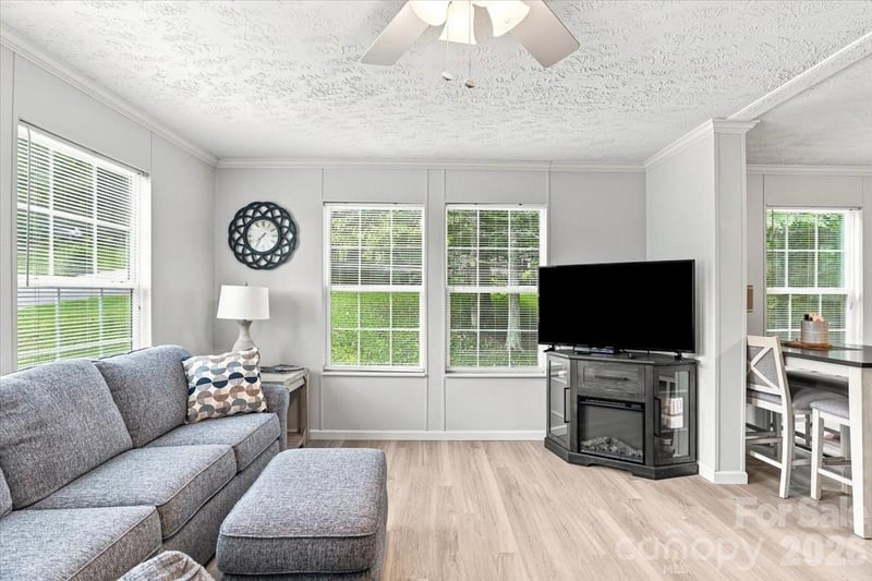 220 Powderhorn Dr, Waynesville, NC 28786