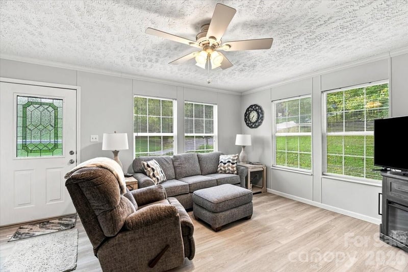 220 Powderhorn Dr, Waynesville, NC 28786