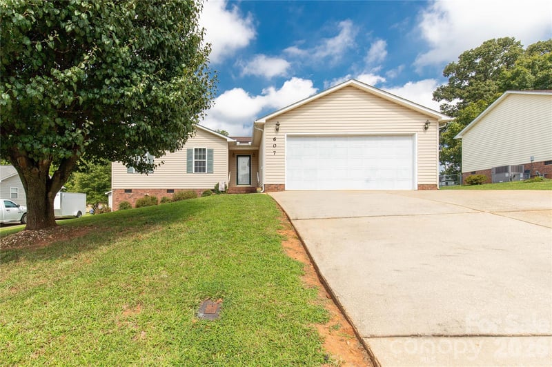 607 Helms Dr, Lowell, NC 28098