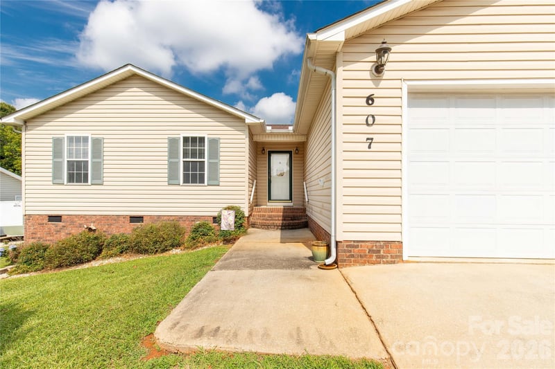 607 Helms Dr, Lowell, NC 28098