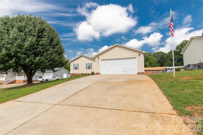 607 Helms Dr, Lowell, NC 28098
