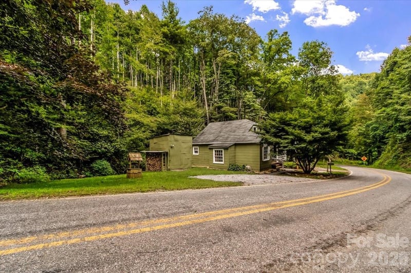 92 Silas Branch Rd, Burnsville, NC 28714