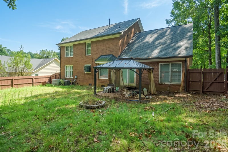 7801 Bridle Ct, Charlotte, NC 28216
