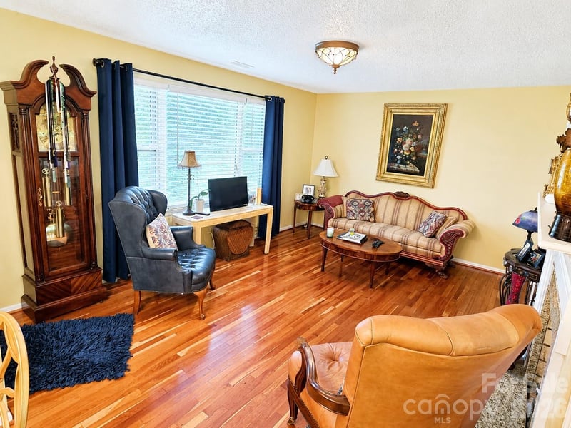 2925 4th Street Dr NE, Hickory, NC 28601