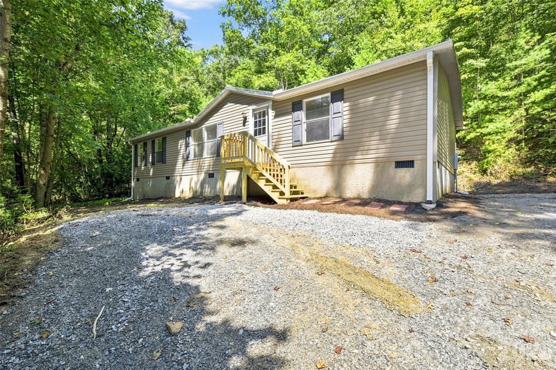 190 Pinewood Knoll Dr, Hendersonville, NC 28739