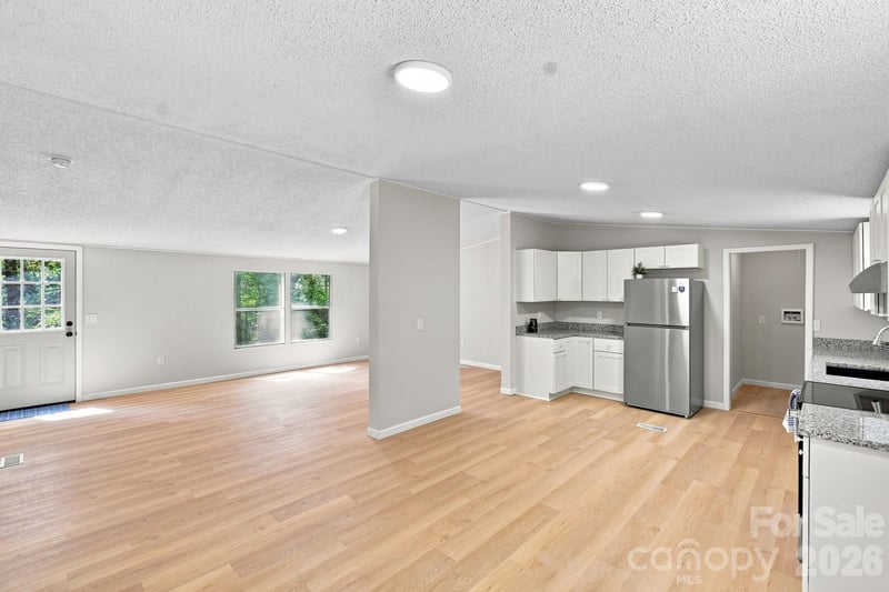 190 Pinewood Knoll Dr, Hendersonville, NC 28739