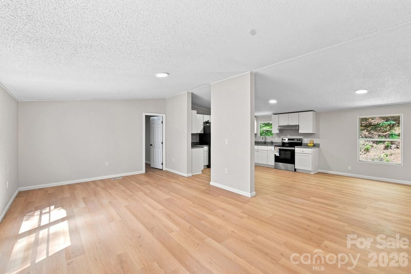 190 Pinewood Knoll Dr, Hendersonville, NC 28739