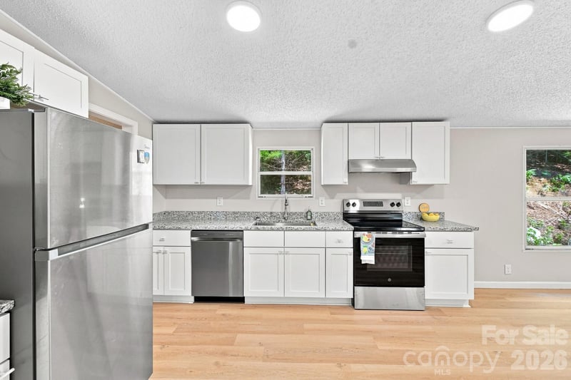 190 Pinewood Knoll Dr, Hendersonville, NC 28739