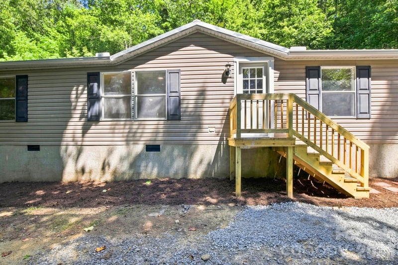 190 Pinewood Knoll Dr, Hendersonville, NC 28739