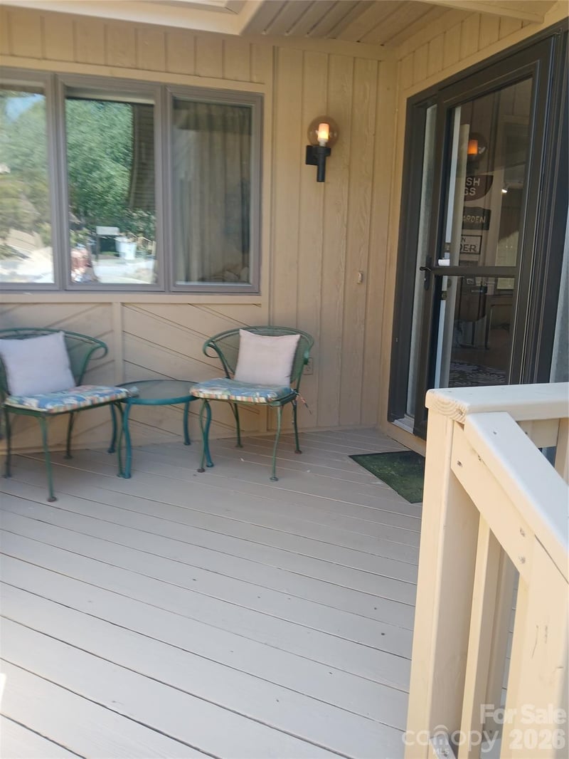 304 Red Oak Dr, Hendersonville, NC 28791