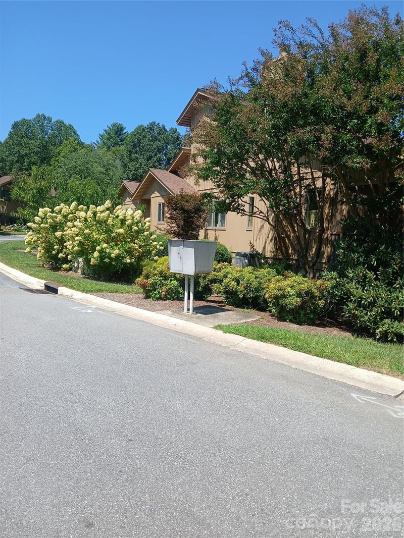 304 Red Oak Dr, Hendersonville, NC 28791