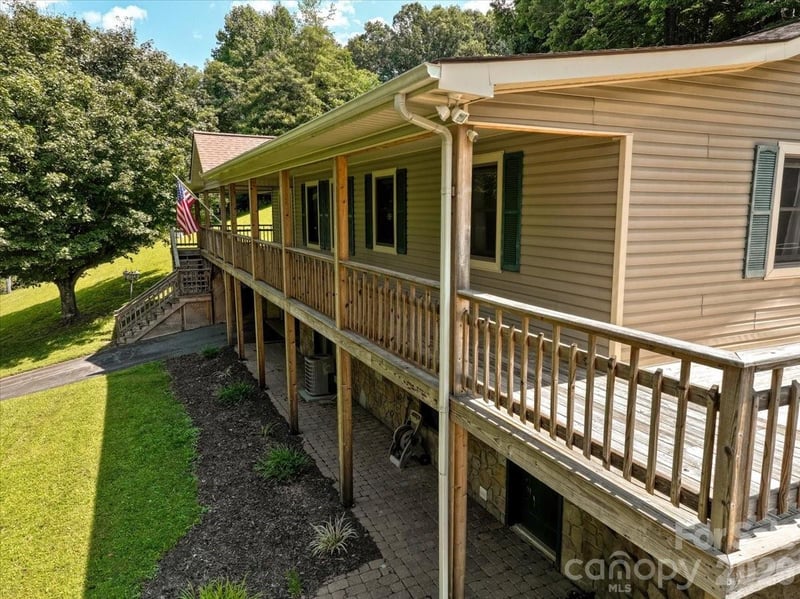 299 Mcdowell Ln, Burnsville, NC 28714