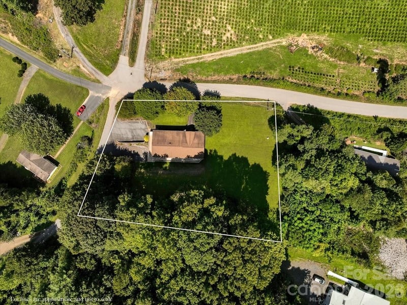 299 Mcdowell Ln, Burnsville, NC 28714