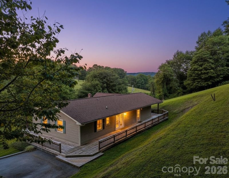 299 Mcdowell Ln, Burnsville, NC 28714
