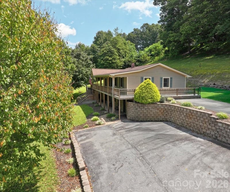 299 Mcdowell Ln, Burnsville, NC 28714